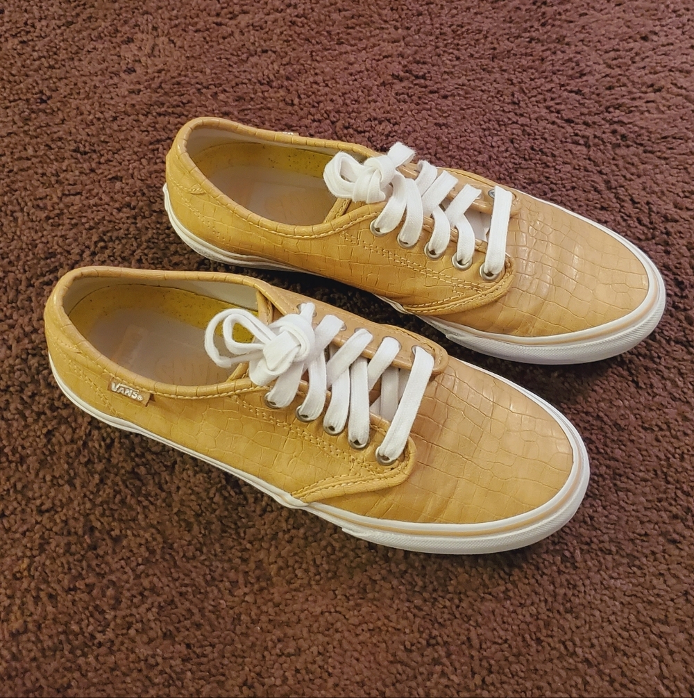 Vans Women's Camden Deluxe Tan Faux Crocodile Skin Sneaker  Size 8